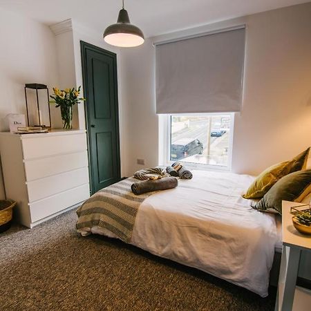 Quiet Location - 3 Bedroom Family House With 3 Shower Room - 2 Parking Spaces Plymouth Exterior foto